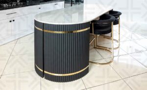 طراحی کابینت منحنی با خطوط عمودی و صفحه سفید