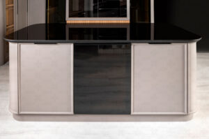 ترکیب کابینت‌های افقی و عمودی با طراحی ساده و قوس‌دار در فضای مدرن