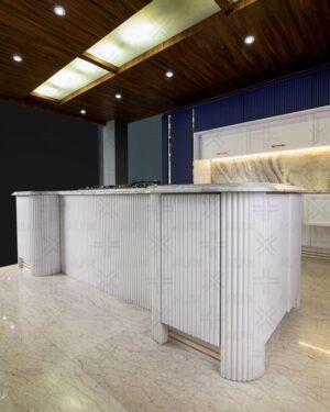 ترکیب رنگی متضاد در کابینت‌های تیره و جزیره سفید با جزئیات هماهنگ