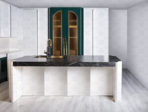 نمای نزدیک کابینت زمینی با طراحی منحنی و رنگ سبز تیره، همراه با صفحه رویی روشن