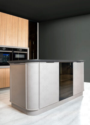 کانتر مرکزی منحنی با طراحی مینیمال و نمای یکپارچه در آشپزخانه