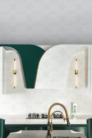 نمای نزدیک کابینت دیواری با طراحی منحنی سفید و سبز تیره، همراه با نورپردازی عمودی دیواری و شیر آب طلایی‌رنگ