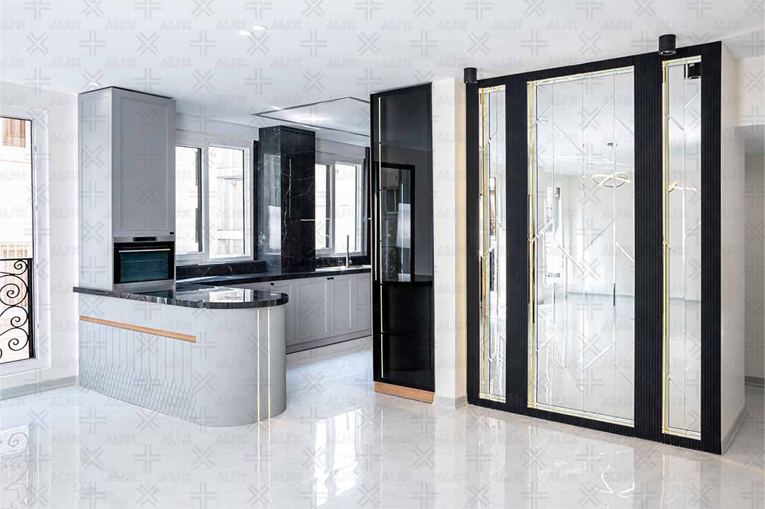 کابینت منحنی طوسی با نوار چوبی در فضای مدرن آشپزخانه