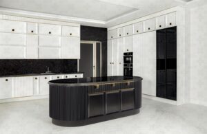 فضای آشپزخانه با کابینت‌های عمودی و کانتر منحنی مشکی با جزئیات طلایی