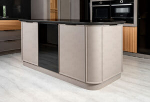 نمای نزدیک از کابینت آشپزخانه با طراحی انحنادار