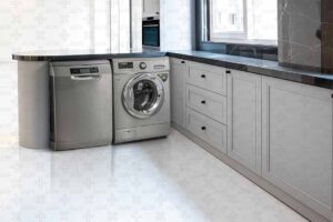 جزیره منحنی در ترکیب با کابینت‌های سفید و مشکی