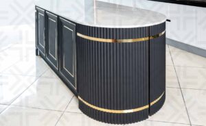 ترکیب کابینت سفید و جزیره منحنی مشکی در آشپزخانه