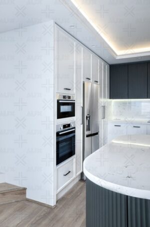 کابینت نیم‌دایره‌ای با طراحی مدرن در آشپزخانه با رنگ‌های تیره و روشن