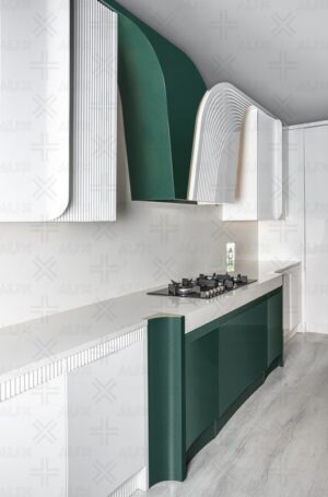 نمای نزدیک کابینت زمینی با طراحی منحنی و رنگ سبز تیره، همراه با صفحه رویی روشن و اجاق گاز رومیزی