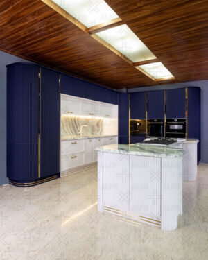 آشپزخانه با کابینت های منحنی سفید و سرمه ی