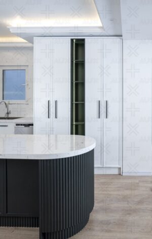 طراحی آشپزخانه با کانتر منحنی و نورپردازی مخفی سقف