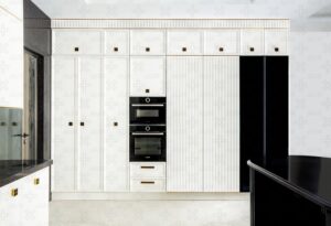 ترکیب رنگ سیاه و سفید در طراحی کابینت‌های صاف و منحنی