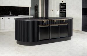 کانتر منحنی مشکی رنگ در فضای آشپزخانه ی نئوکلاسیک