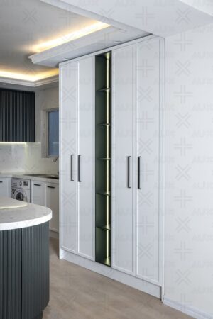 فضای آشپزخانه با کانتر انحنادار و کابینت‌های سفید و خاکستری