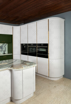 ترکیب کابینت سبز با صفحه سنگی و کابینت منحنی سفید