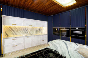 کابینت‌های ایستاده با طراحی عمودی و جزیره مرکزی با لبه گرد مناسب اجاق گاز