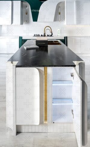 کابینت مدرن بدون دستگیره با طراحی منحنی سفید