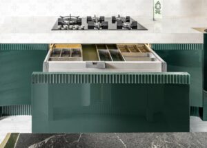 کابینت مدرن بدون دستگیره با طراحی منحنی سفید و سبز در آشپزخانه لوکس