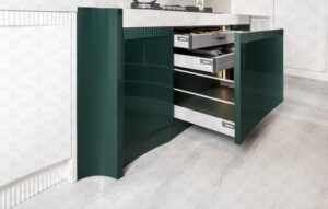 کابینت مدرن بدون دستگیره با طراحی منحنی سفید و سبز در آشپزخانه لوکس