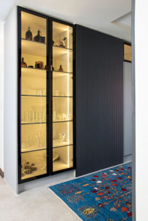 آشپزخانه با کابینت‌های بدون دستگیره سبک نئوکلاسیک