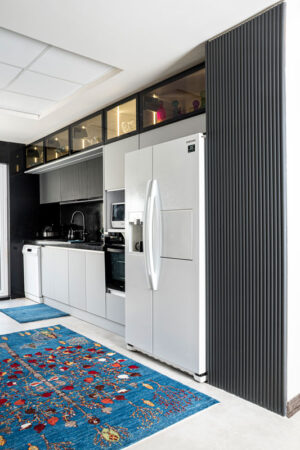 آشپزخانه با کابینت‌های بدون دستگیره