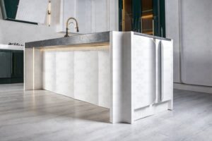 کابینت مدرن بدون دستگیره با طراحی منحنی سفید و سبز در آشپزخانه لوکس