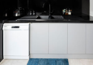 آشپزخانه با کابینت‌های سفید بدون دستگیره