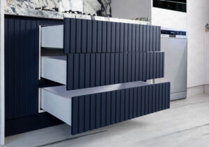 کابینت‌های بدون دستگیره با ترکیب رنگ تیره