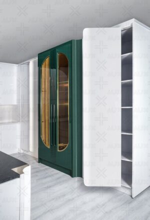 کابینت مدرن بدون دستگیره با طراحی منحنی سفید و سبز در آشپزخانه لوکس