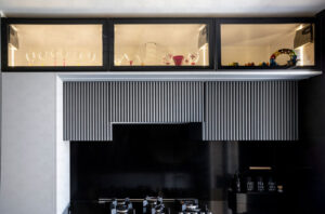 آشپزخانه با کابینت‌های بدون دستگیره