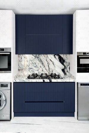 کابینت‌های بدون دستگیره با ترکیب رنگ تیره و روشن در آشپزخانه