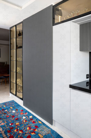 آشپزخانه با کابینت‌های بدون دستگیره سبک نئوکلاسیک