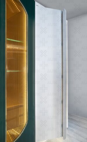 کابینت مدرن بدون دستگیره با طراحی منحنی سفید و سبز در آشپزخانه لوکس