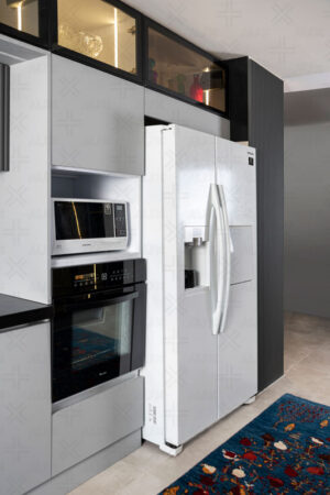 آشپزخانه با کابینت‌های بدون دستگیره سبک نئوکلاسیک