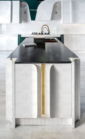 کابینت مدرن بدون دستگیره با طراحی منحنی سفید و سبز در آشپزخانه لوکس