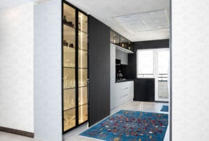 آشپزخانه با کابینت‌های بدون دستگیره سبک نئوکلاسیک