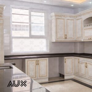 نمای داخلی آشپزخانه با کابینت چوبی سفید