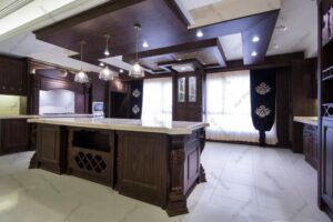 آشپزخانه با کابینت‌های تمام چوب، سبک سلطنتی با جزیره مرکزی