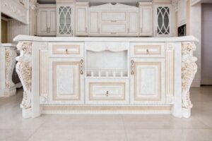 آشپزخانه با کابینت چوبی سفید کلاسیک