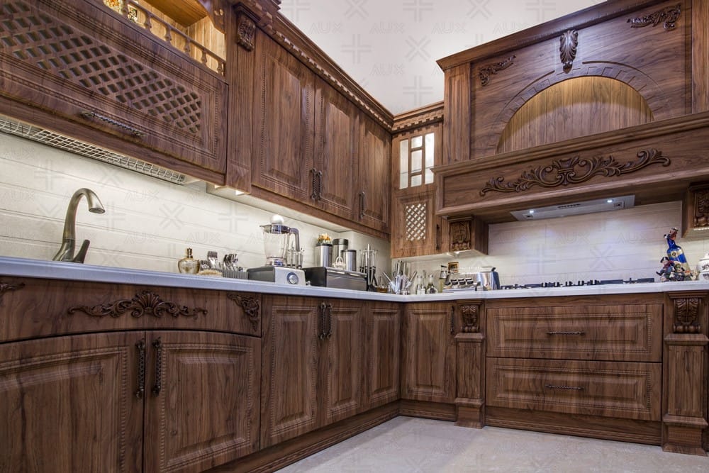 آشپزخانه با کابینت چوبی قهوه‌ای و طراحی منبت‌کاری‌شده