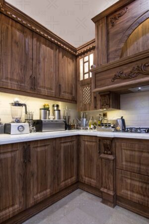 آشپزخانه با کابینت چوبی قهوه‌ای و طراحی منبت‌کاری‌شده