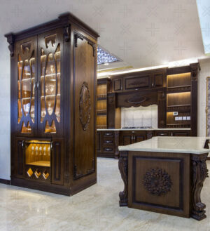 کابینت چوبی آشپزخانه با طراحی کلاسیک و قفسه‌های باز نورپردازی‌شده