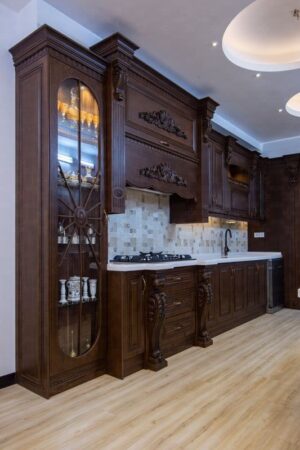 آشپزخانه با کابینت چوبی