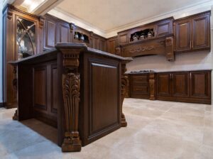 طراحی کابینت با ویترین شیشه‌ای تزئینی و درب قاب‌دار چوبی