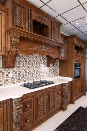 آشپزخانه با کابینت چوبی کلاسیک و کاشی بین کابینتی موزاییکی