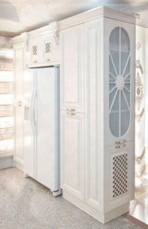 نمای یخچال سفید داخل کابینت کلاسیک با طراحی پنل‌دار
