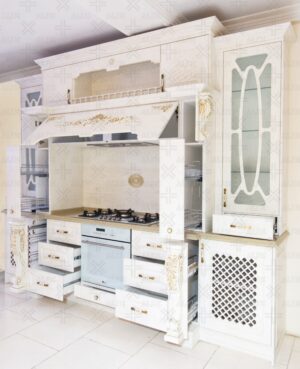 کابینت آشپزخانه چوبی کلاسیک سفید با درهای باز و اجاق گاز رومیزی