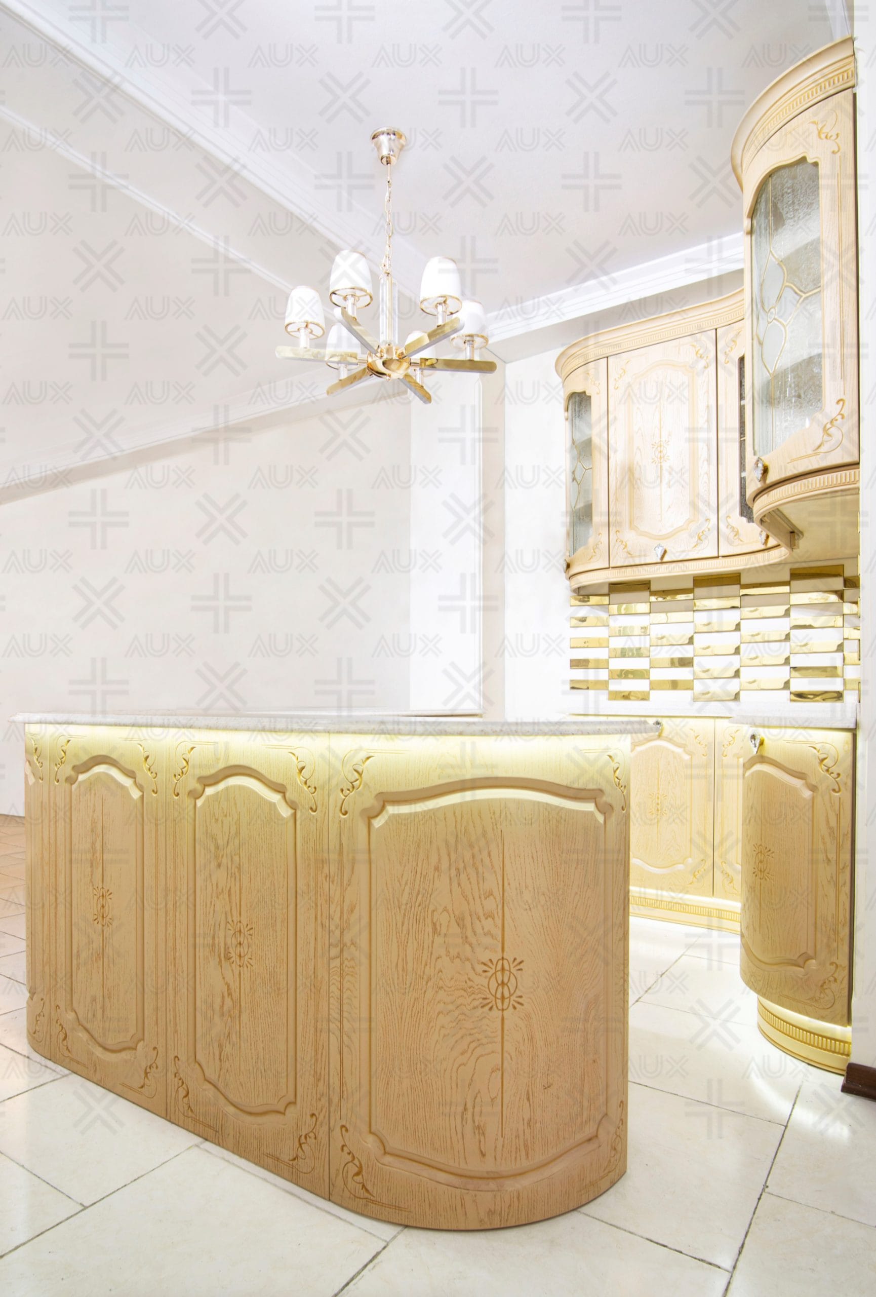 کابینت چوبی روشن با طرح منحنی در فضای آشپزخانه