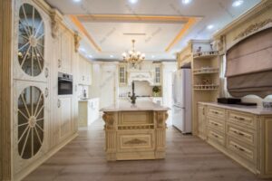 کابینت چوبی کلاسیک آشپزخانه با طراحی منبت‌کاری شده