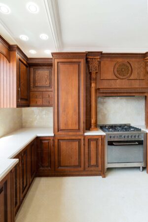 جزیره آشپزخانه با رویه سنگی روشن و نمای منحنی